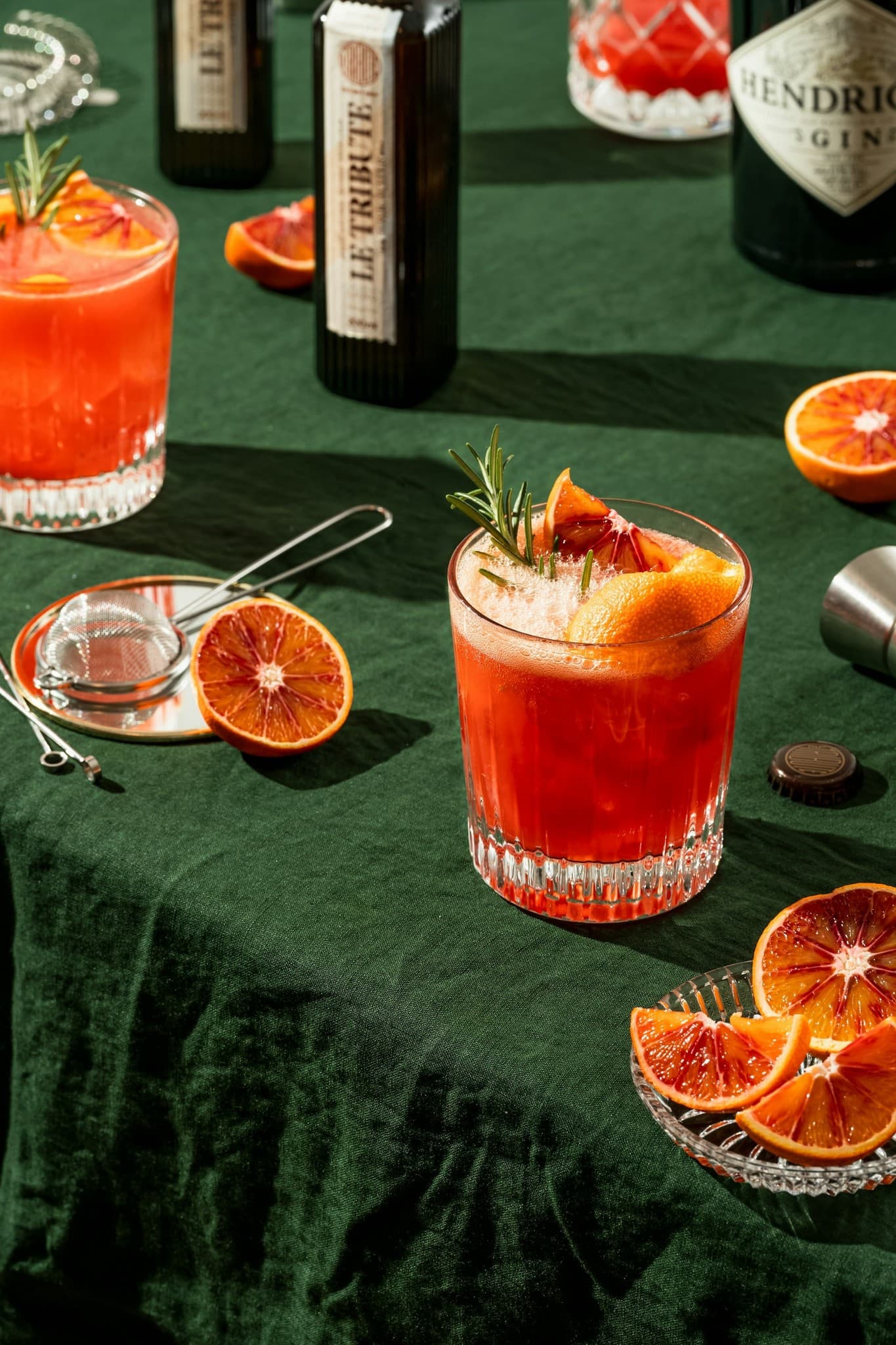 Färgglad dryck med citrus och is