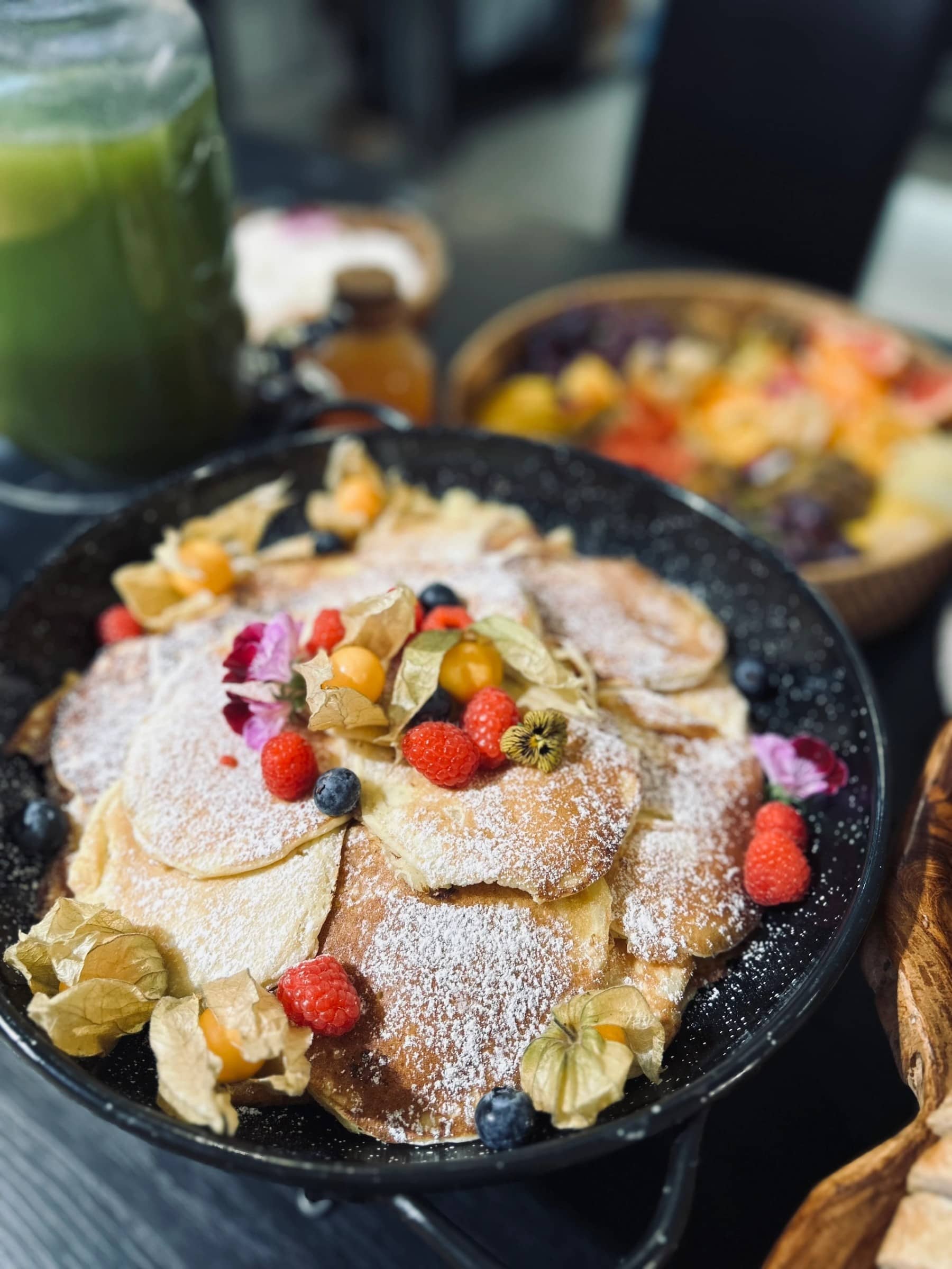 Pannkakor med bär, frukt och florsocker