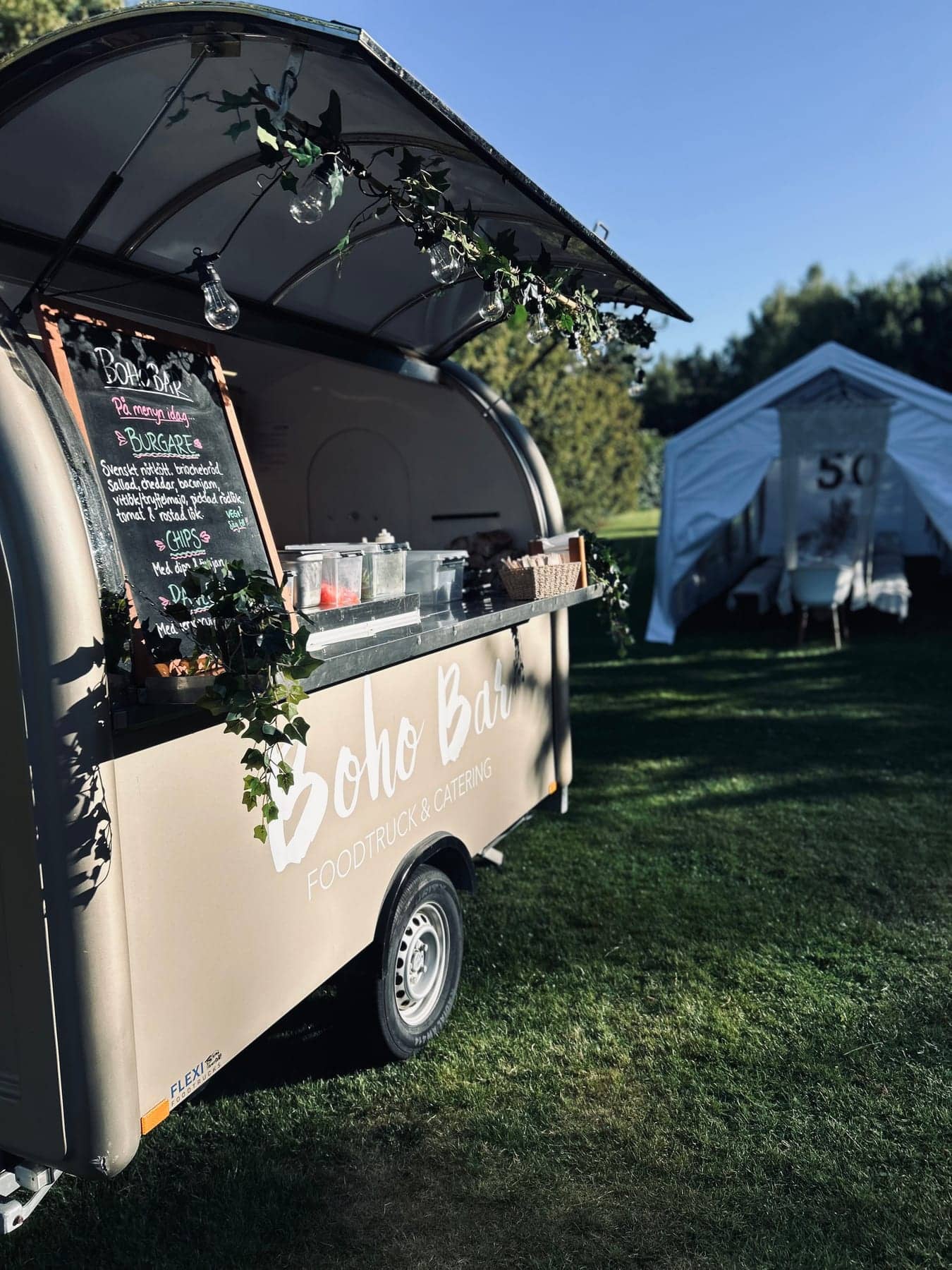 Boho Bars foodtruck med menytavla vid ett utomhusevent