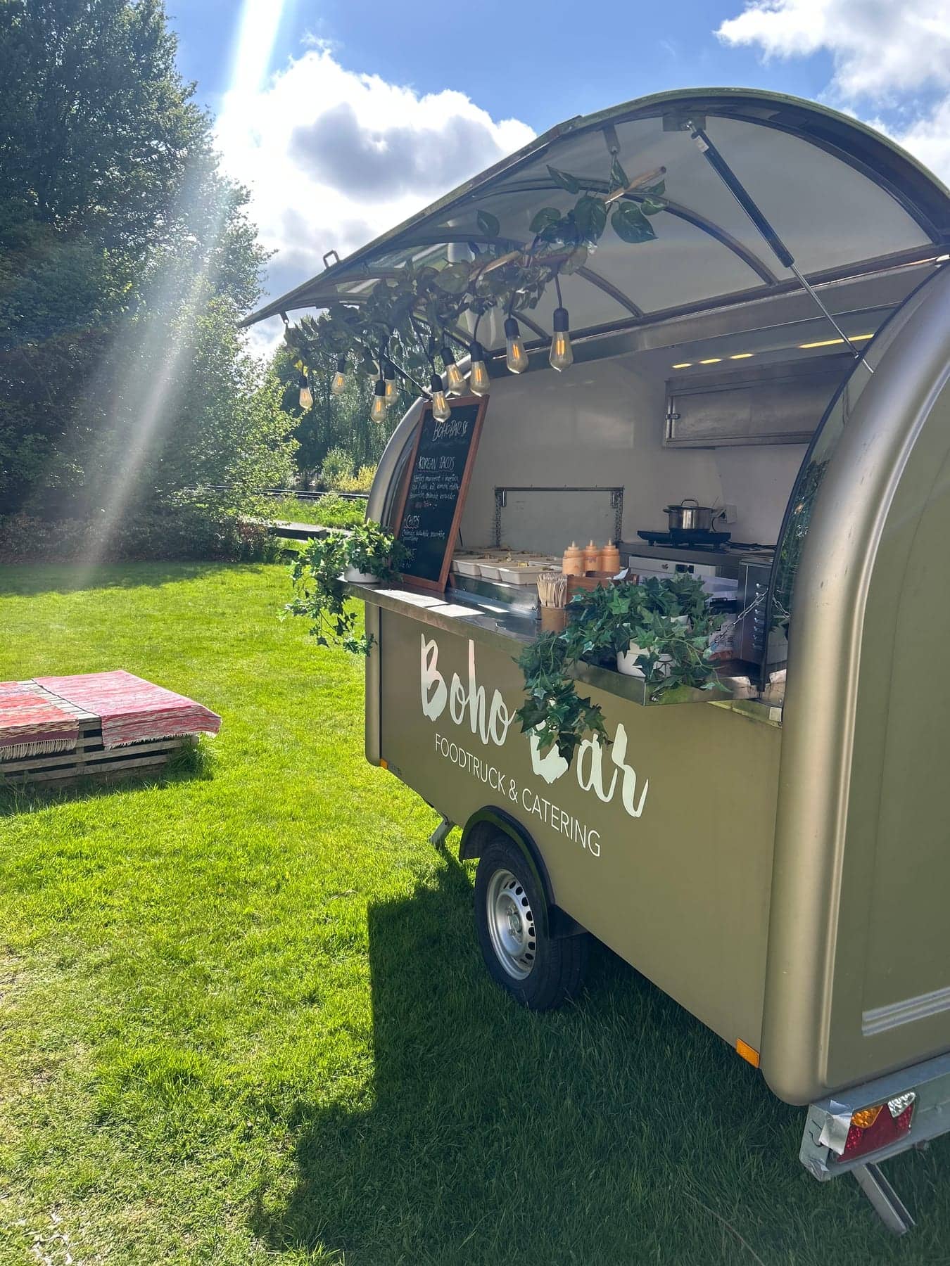 Boho Bars foodtruck i en solig trädgård