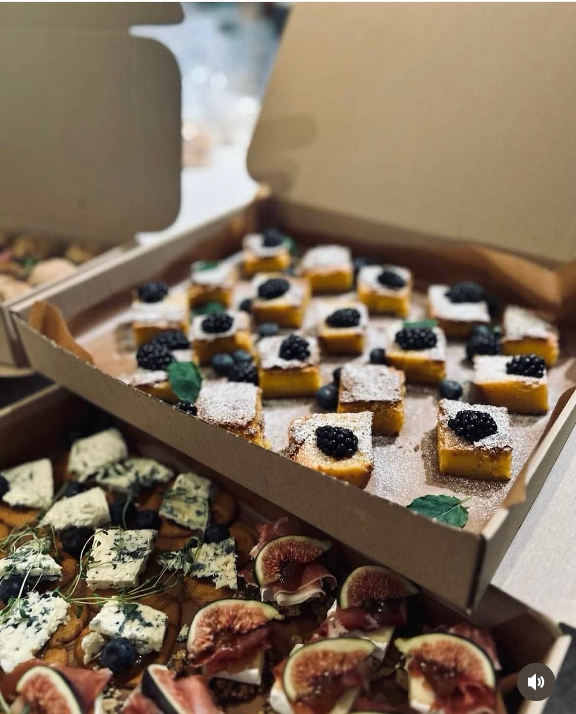 Små desserter och snittar i öppna cateringlådor