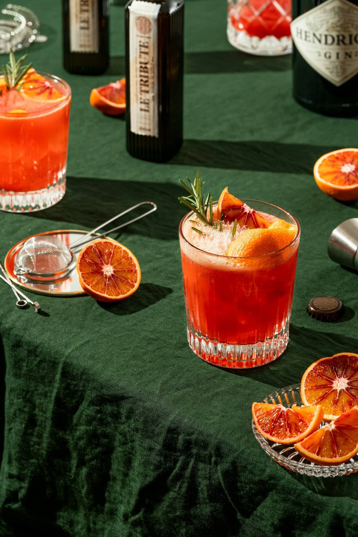 Färgglad dryck med citrus och is