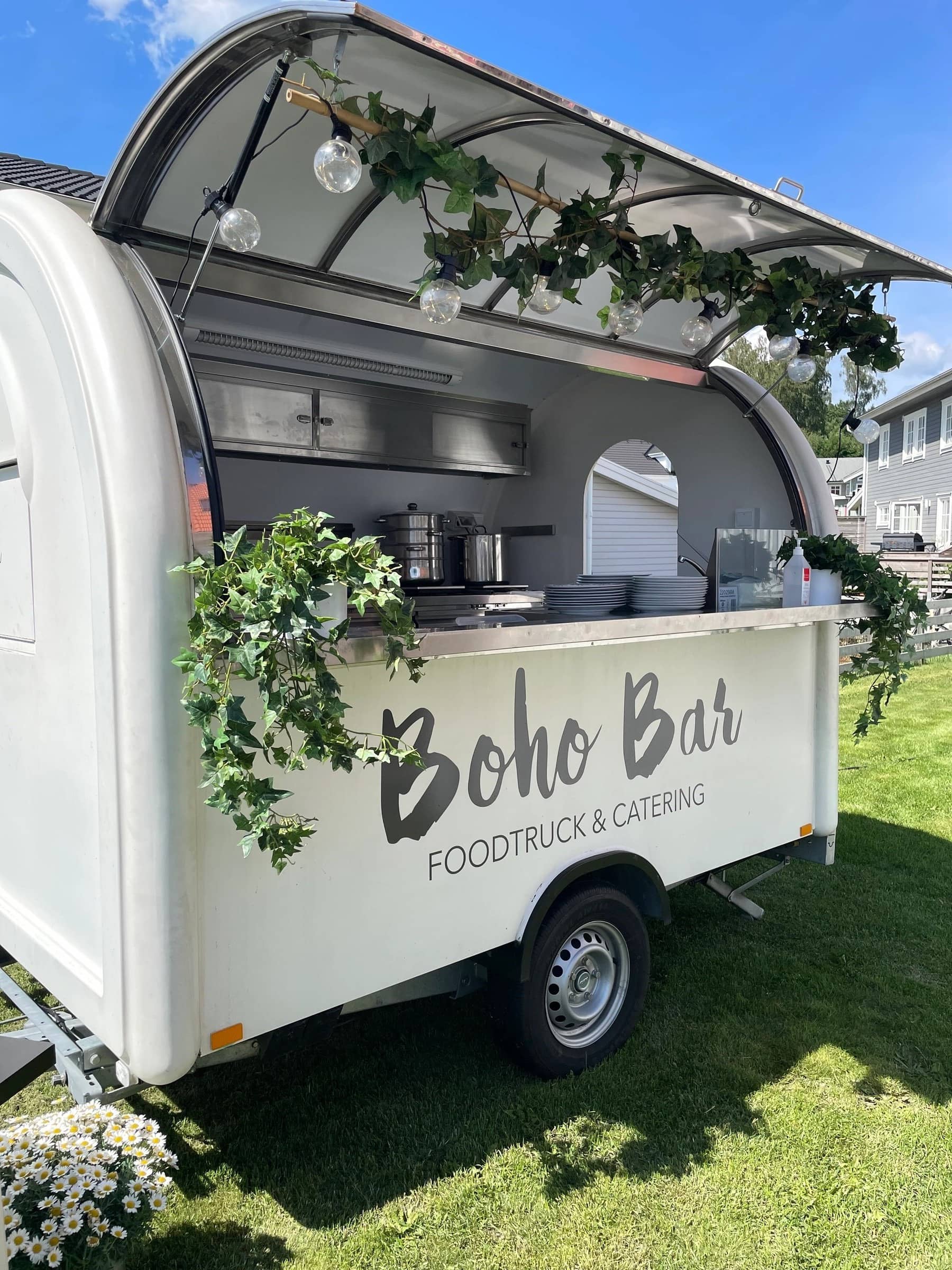 Boho Bars vita foodtruck med gröna dekorationer