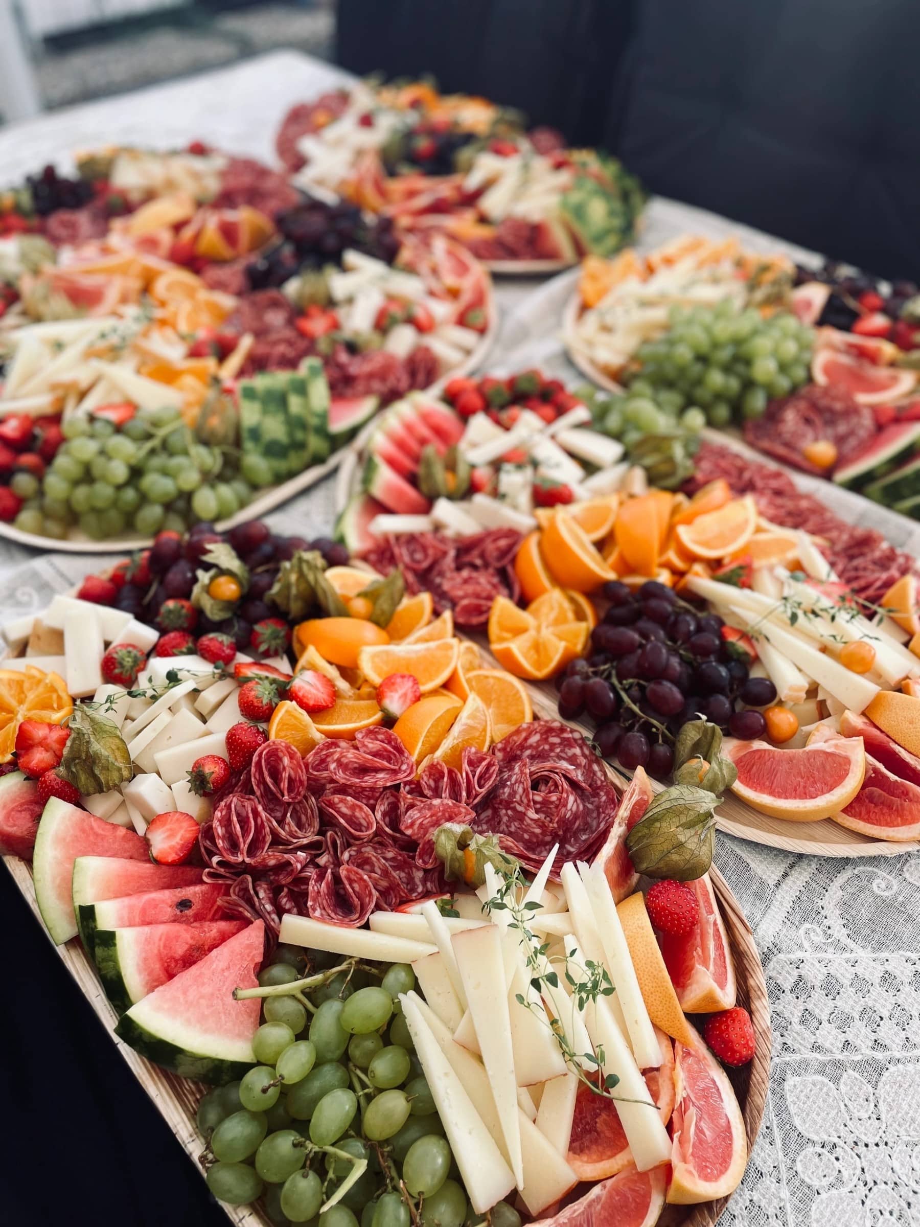 Serveringsinspiration med färgstarka cateringfat